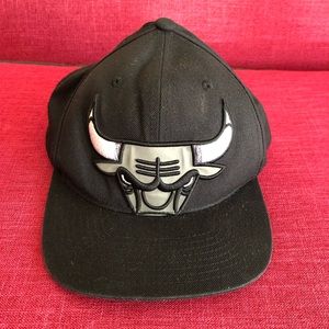 Chicago Bulls Throwback Logo Snapback Hat Black